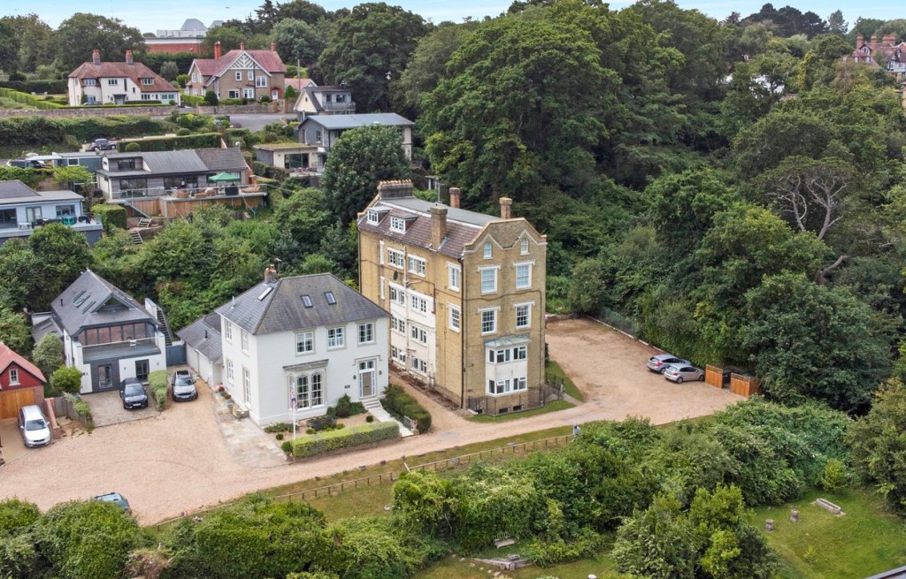 Lot: 157 - FLAT FOR IMPROVEMENT - Drone photo of the block